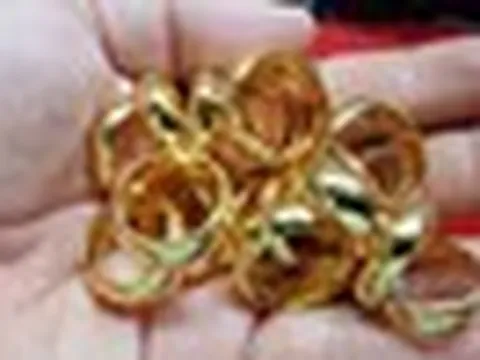 Giá vàng rớt thảm, nhiều người "quay xe" gửi tiết kiệm ngân hàng