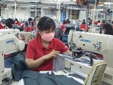 Lao động nữ nuôi con dưới 12 tháng tuổi có được về sớm?