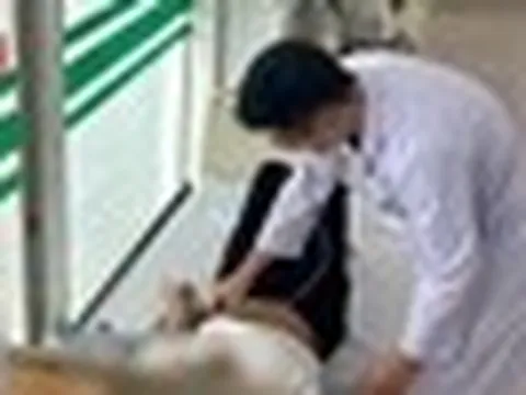 Choáng váng do trời nắng gắt, nam shipper đâm vào ô tô