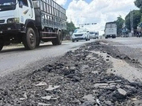 Sau vài trận mưa, quốc lộ 3.600 tỉ đồng lại hư hỏng nặng