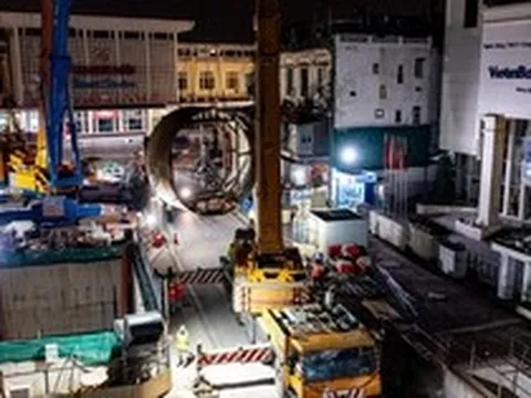 Từ lòng đất sâu hàng chục mét tại trung tâm Hà Nội, 'quái vật' khổng lồ nặng 500 tấn xuất hiện trên mặt đất sau khi hoàn thành nhiệm vụ quan trọng