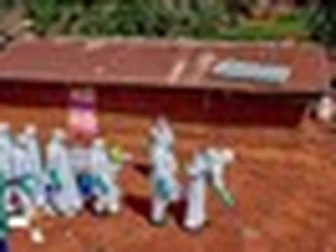 Dịch Ebola lây lan với tốc độ "chưa từng có": Ghi nhận 250 người tử vong, hơn 1.000 ca bệnh tại khu vực Trung Phi