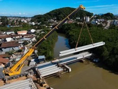 Phát hiện một 'cánh tay thép' đang xoay trục, nâng 72 dầm bê tông nặng 15 tấn vào đúng vị trí: Công trình 5,3 triệu USD dần lộ diện