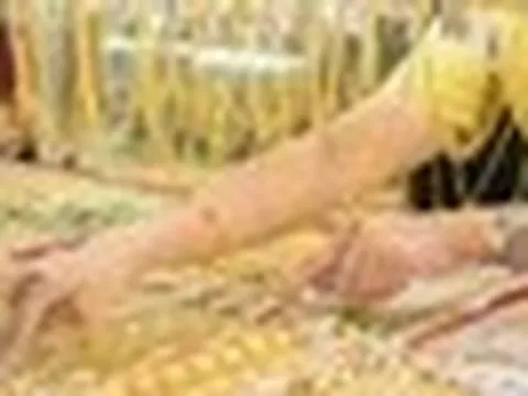 Giá vàng lao dốc mạnh, có nên xuống tiền mua lúc này?