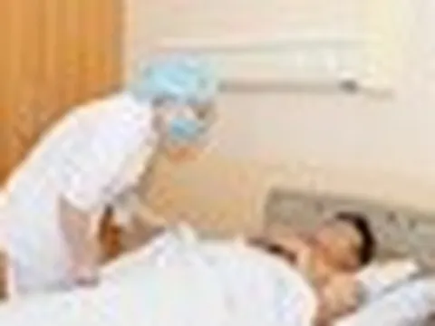 Nam thanh niên bị xe tải chèn qua người khi đang đứng trước nhà
