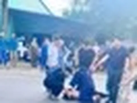 Gặp người nguy kịch trên đường, nhóm y bác sĩ lao vào cấp cứu nạn nhân