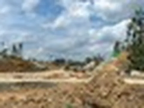 Phát hiện loạt xe ủi Trung Quốc rầm rộ san phẳng rừng rậm, xây công trình 'thế kỷ' trị giá hàng chục tỷ USD, rộng gần 2.600 km² tại nước láng giềng Việt Nam
