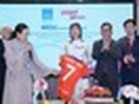 Tiến sĩ Nguyễn Thị Phương Thảo bắt tay Madam Pang