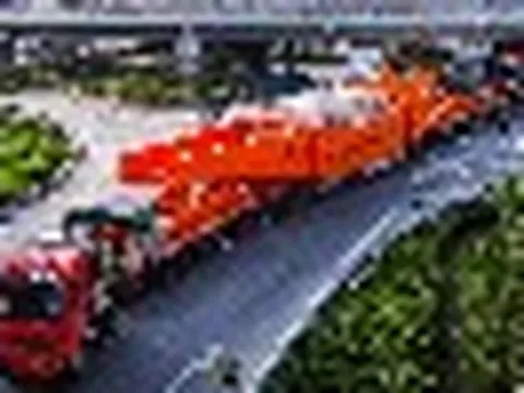 Phát hiện đoàn xe tải Trung Quốc ‘dính liền nhau’ dài gần 100 mét, liên tục di chuyển với tốc độ 5km/h, đang thực hiện nhiệm vụ đặc biệt