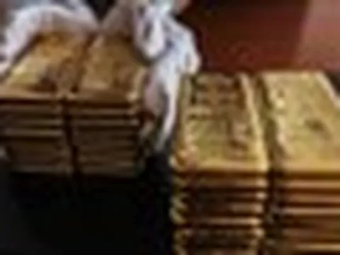 Giá vàng sụt giảm tuần thứ 3 liên tiếp, quỹ khổng lồ tung tiền "bắt đáy"