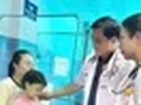 Cứu sống bé gái 'khoái' ăn tóc, cát, vữa tường