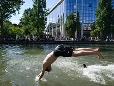 Nắng nóng 'thiêu đốt' châu Âu, chiếc điều hòa gây 'bão' chính trường