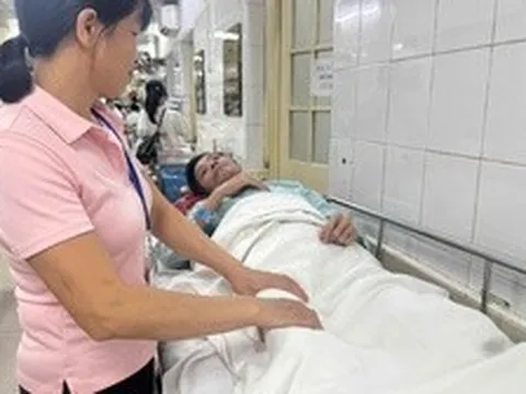 Tai nạn bất ngờ đẩy gia đình nghèo vào đường cùng: "Tôi chỉ mong chồng còn hy vọng để con còn có bố"